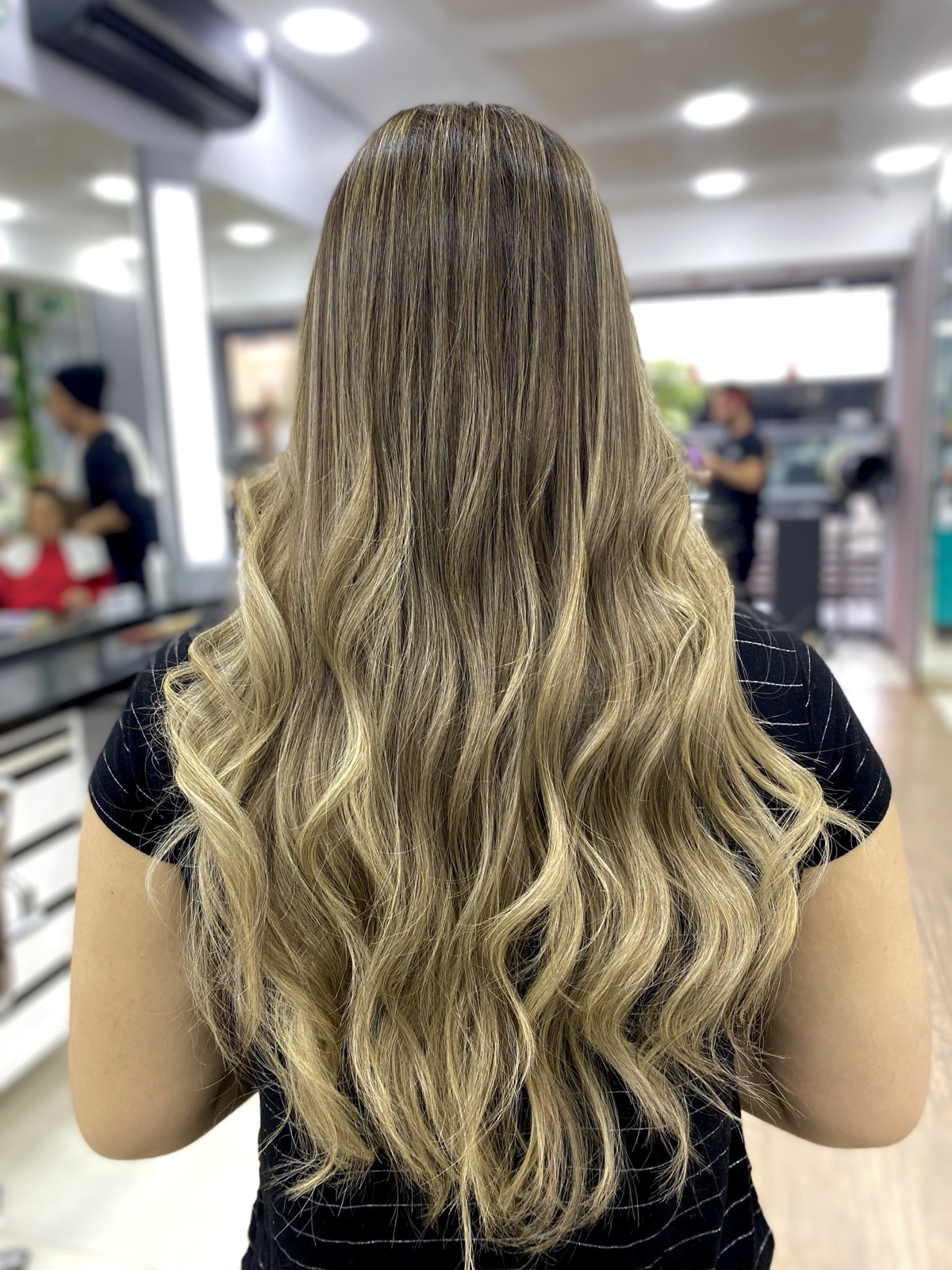 Loiro iluminado com ondas longas feito no salão