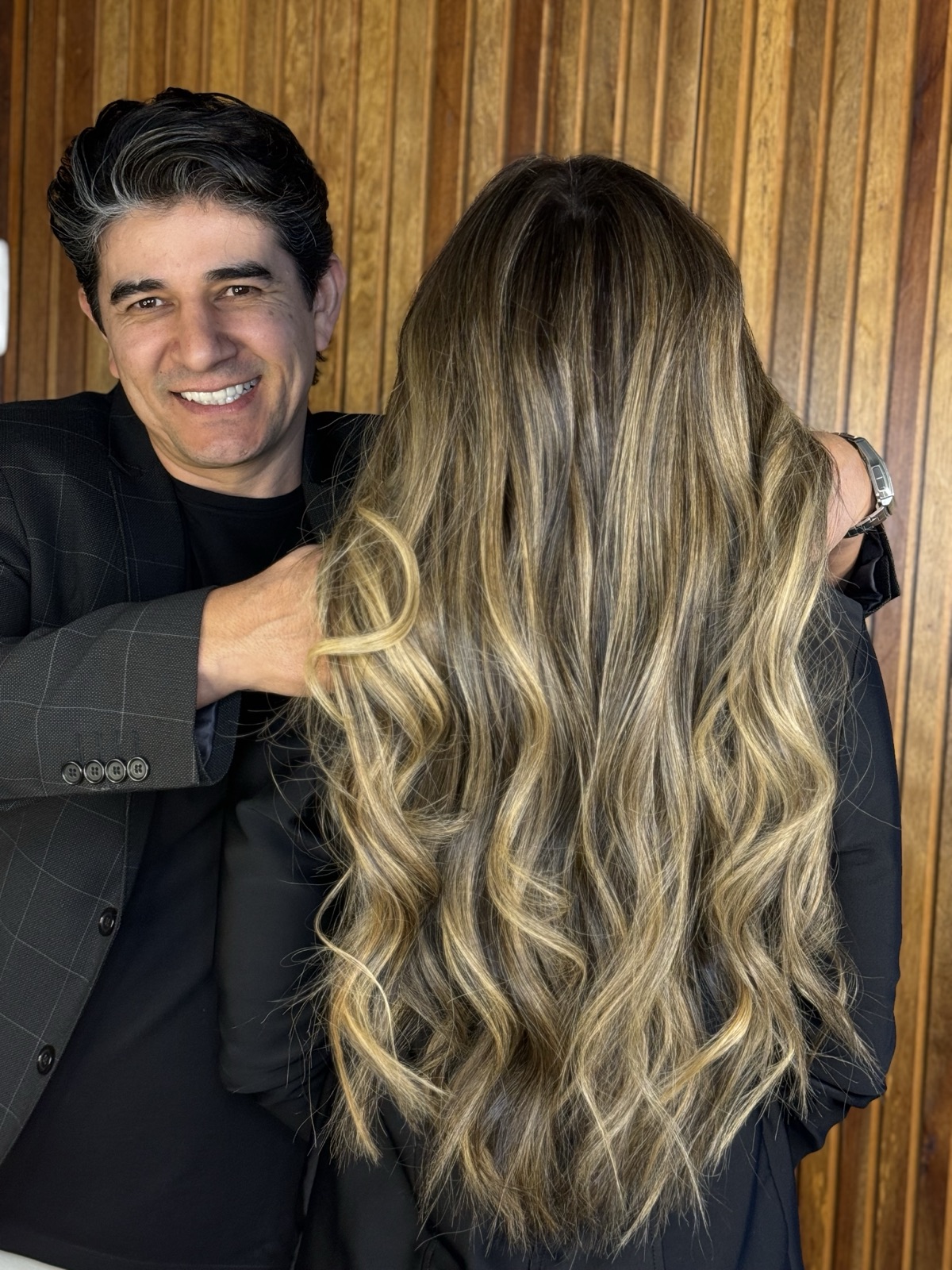 Beto Viedma com cliente após trabalho de mechas iluminadas
